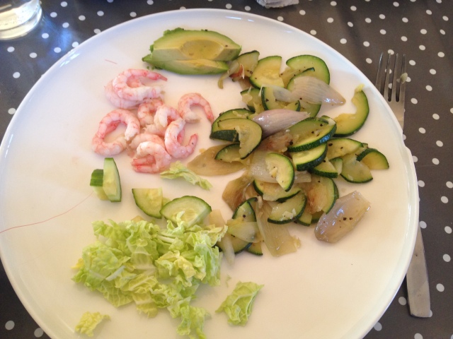 Middag søndag: Ferske reker,squash stekt med løk og hvitløk og salat